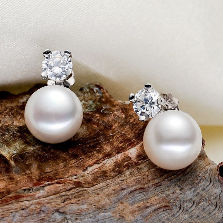 Round pearl stud earrings