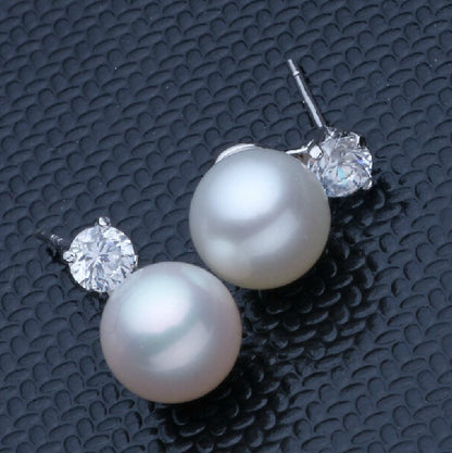 Round pearl stud earrings