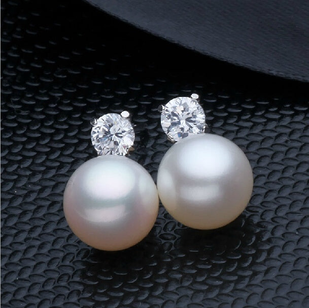 Round pearl stud earrings